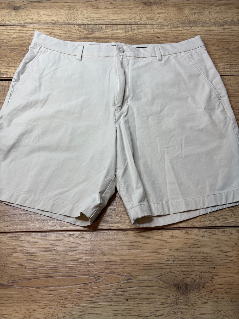 Vineyard Vines Men's Performance Cream Flat-Front Shorts Size 36